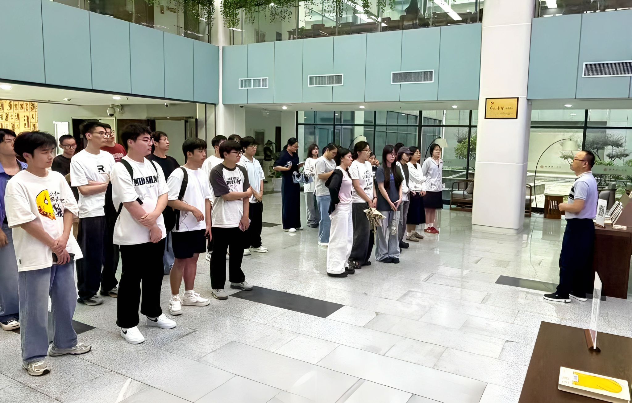智启书香新程：图书馆智慧化入馆教育助力新生启航