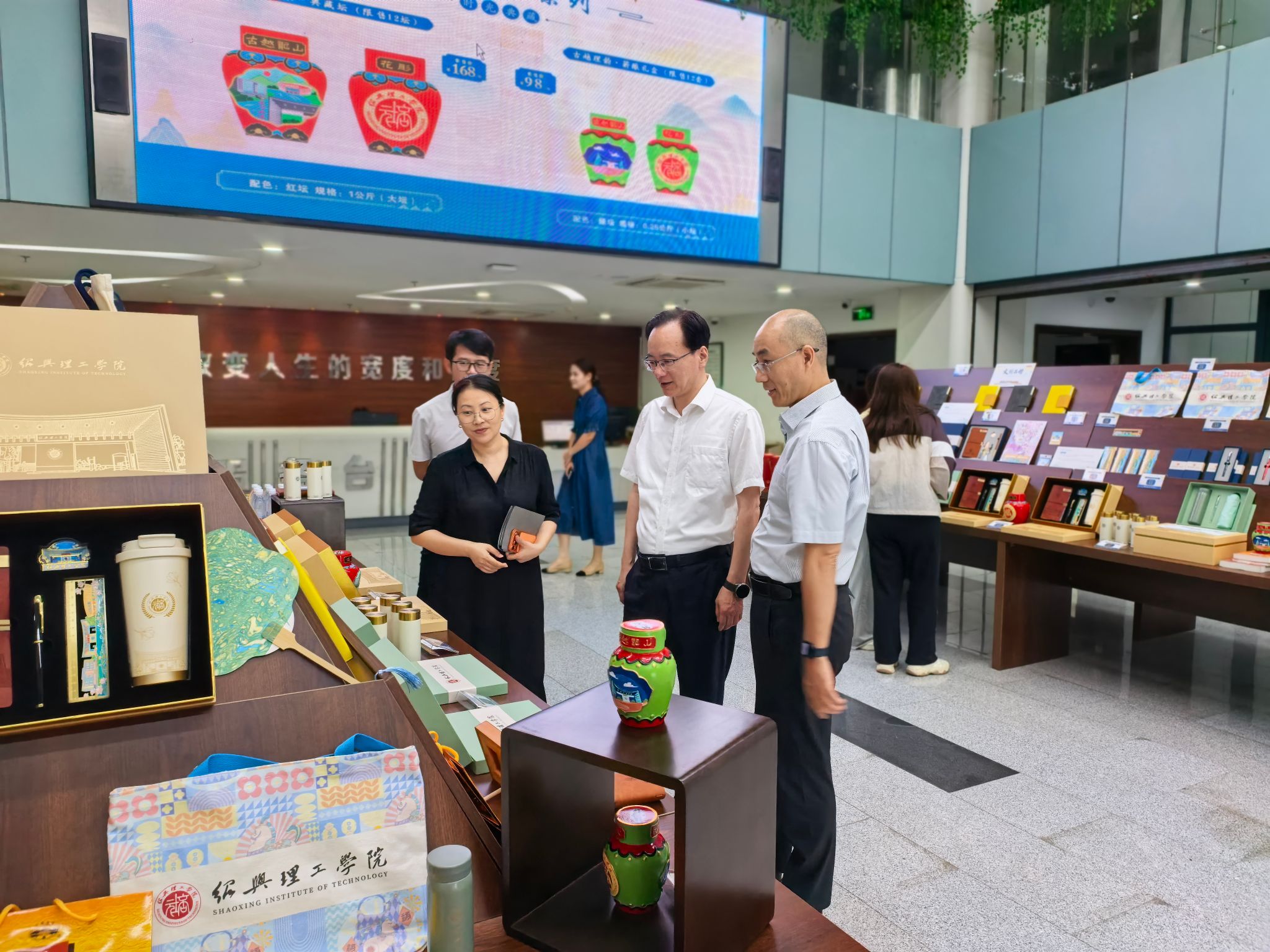 融越地文脉 铸理工记忆 毕业季文创展销掀起校园热潮
