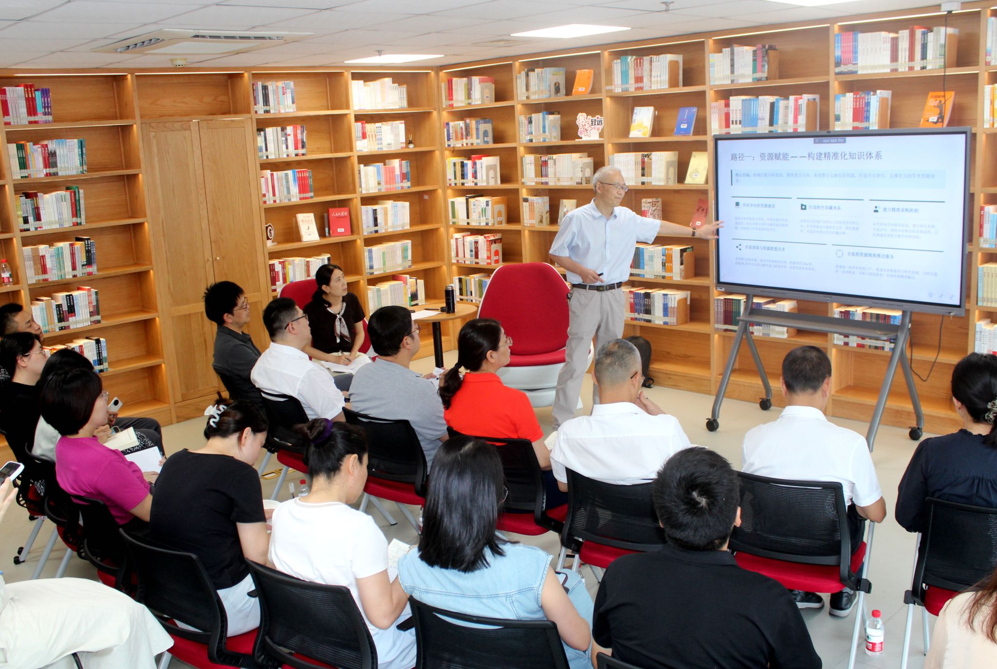 深耕学科服务 赋能专业发展——图书馆举办图书情报赋能学校发展专题讲座