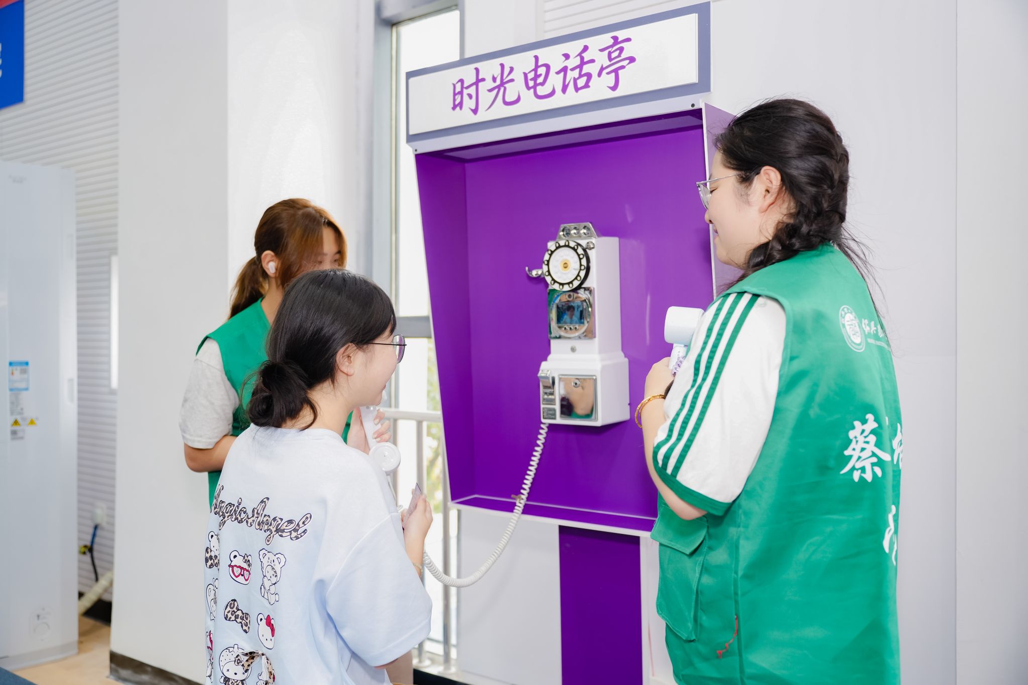 越牛新闻8月29日：无人巴士接站，机器人握手！绍兴高校迎新太会了