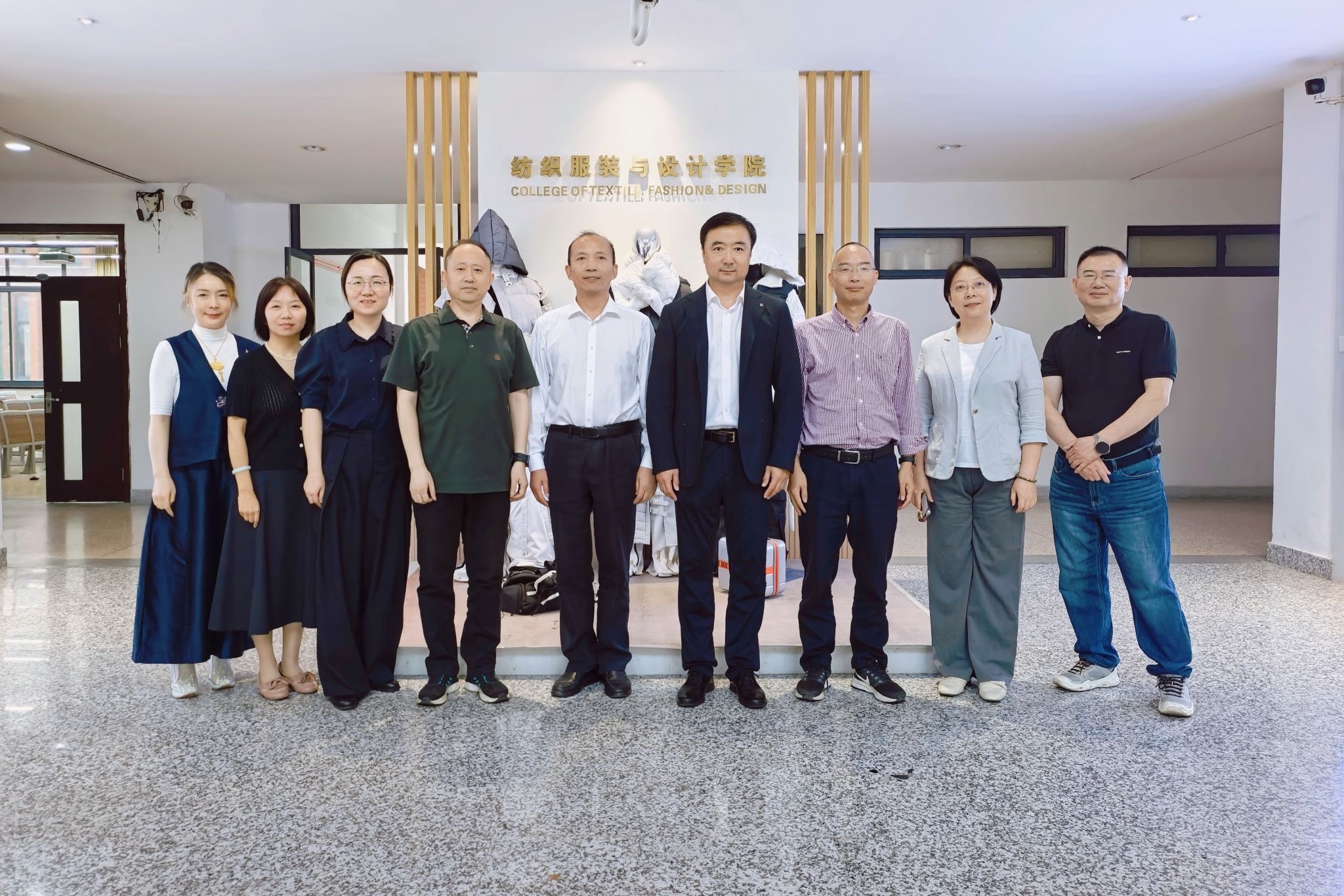 中国纺织服装教育学会纪晓峰会长一行到绍兴理工学院指导工作